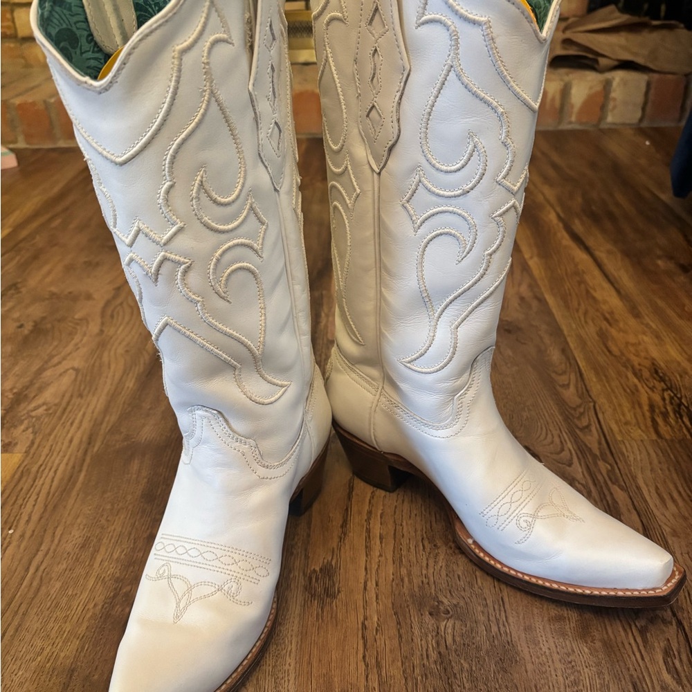 Chic White Embroidered Heeled Boots